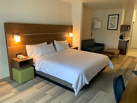 1 King Suite Mobility Accessible Tub