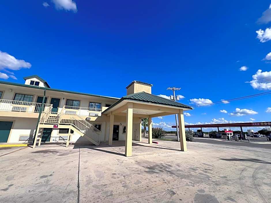 OYO Hotel Pearsall I-35 East