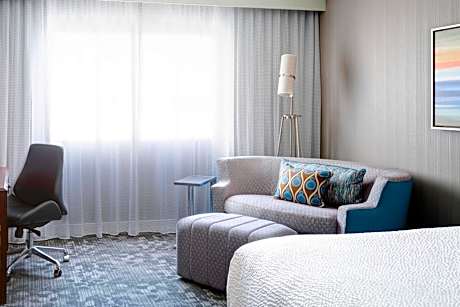 One-Bedroom King Suite with Sofa Bed  and Tub - Mobility Accessible