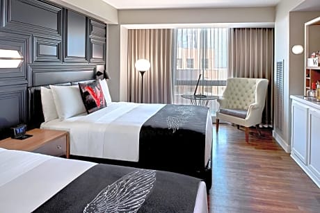 Fabulous Queen Room with Two Queen Beds and Adapted Tub - Mobility Accessible