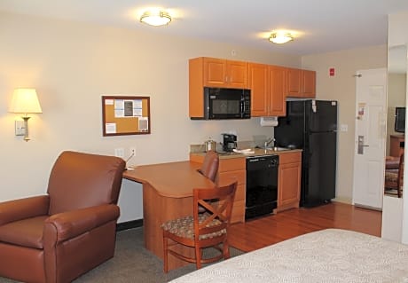 1 Queen Bed Studio Suite Non Smoking