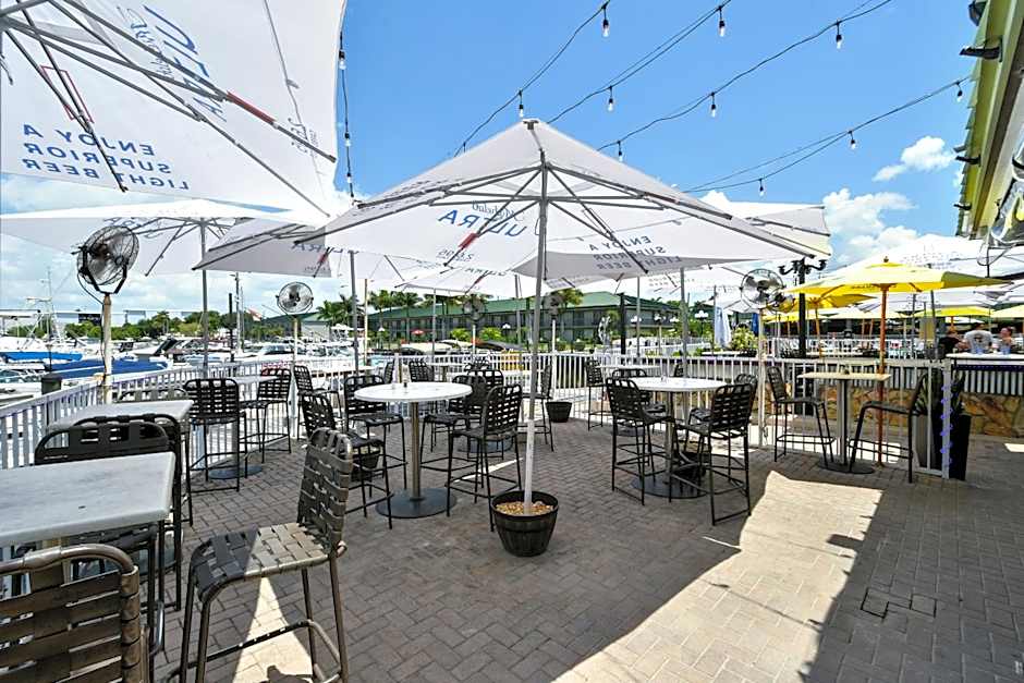 Remodeled, Huge Pool, Tiki Bar & Grill, Quiet Room