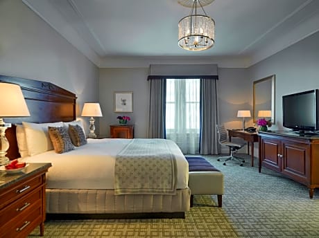 Fairmont Gold Mobility Accessible King Room with Wheelchair Access