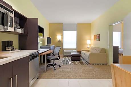 1 King Hearing Accessible Suite Non-Smoking