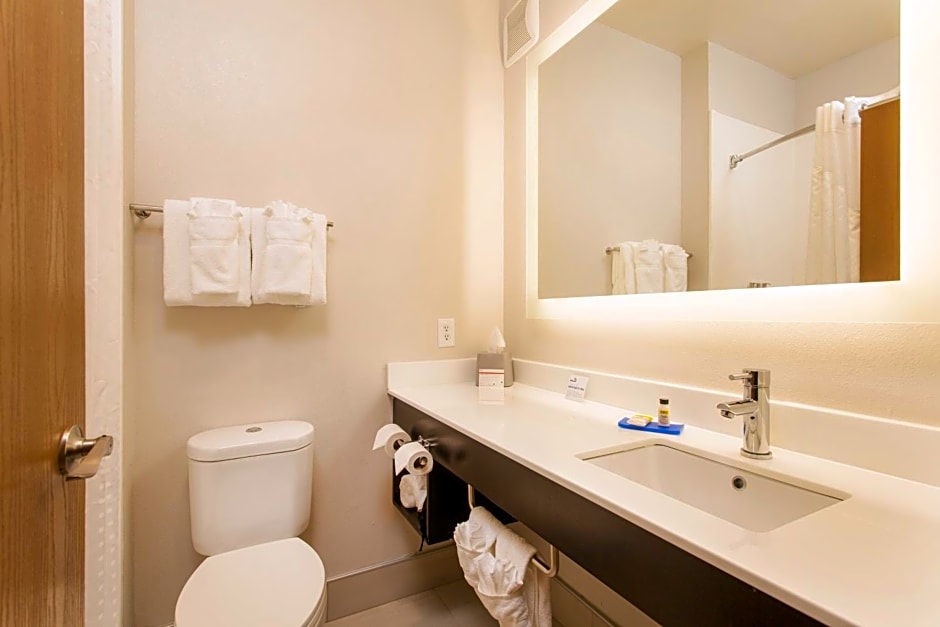  Holiday Inn Express & Suites