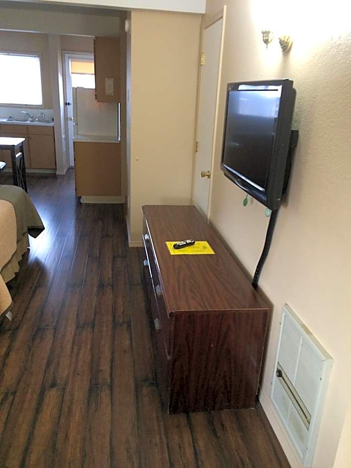 Townhouse Inn & Suites