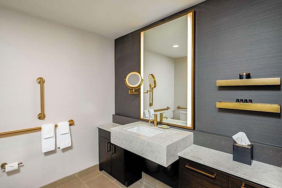 Hotel Fort Des Moines, Curio Collection by Hilton