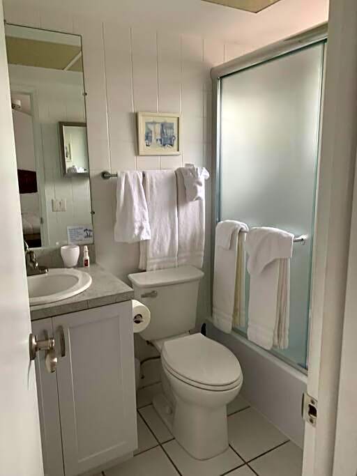 Aloha Condominium On the Intracoastal-Walk to the Beach