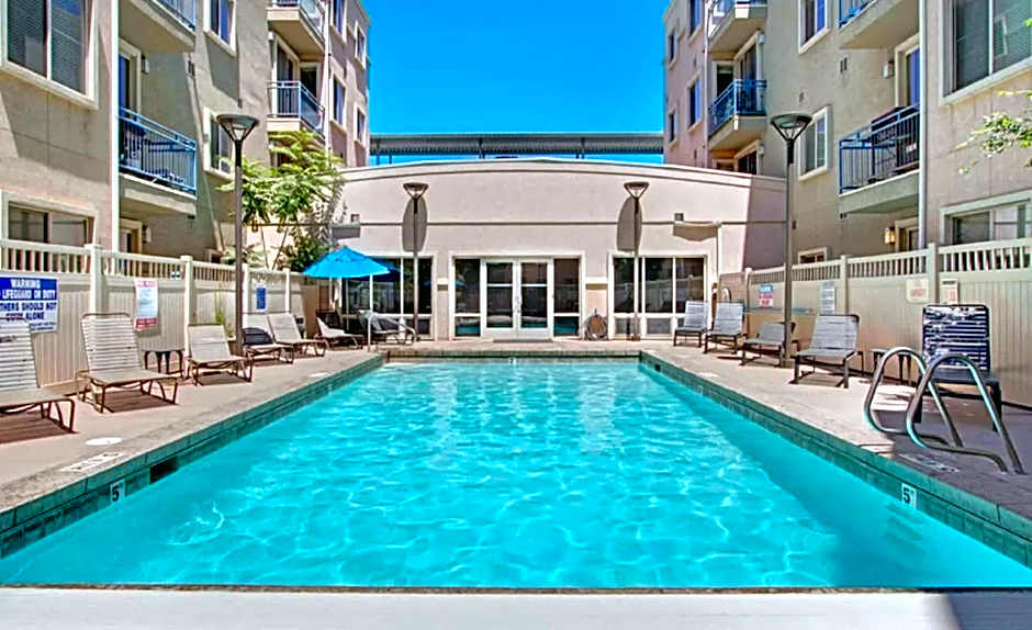 Deluxe Downtown Condo Close to Everything!