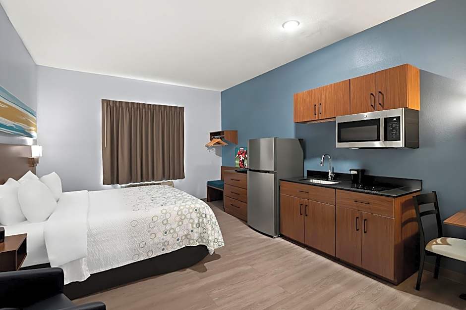 HomeTowne Studios by Red Roof East Lansing - Okemos