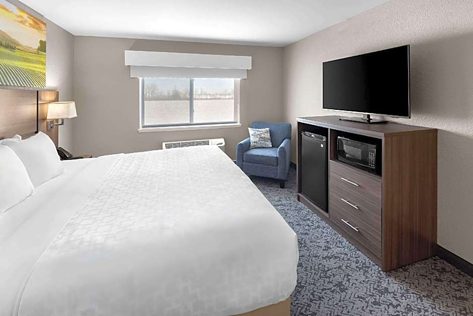 Clarion Pointe Mattoon Near University