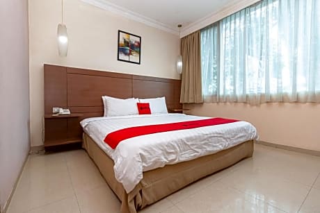 RedDoorz Premium at Hotel Ratu Residence