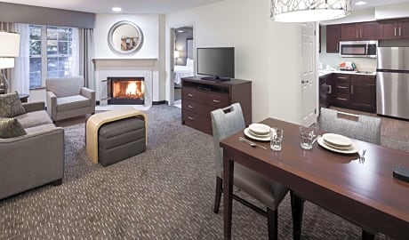 One-Bedroom Deluxe Suite - Non-Smoking