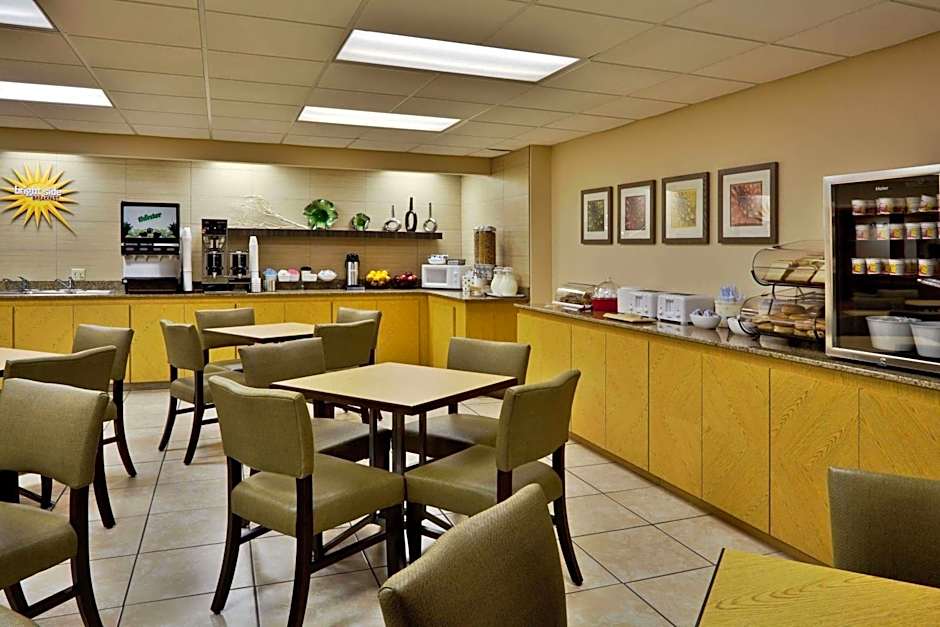 La Quinta Inn & Suites by Wyndham St. Pete-Clearwater Airport