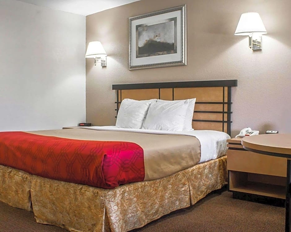 Econo Lodge Inn & Suites Colonie Center Mall