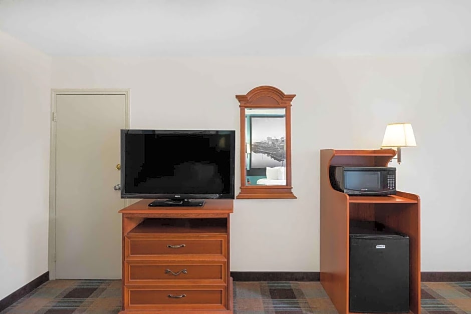 Super 8 by Wyndham Nashville Downtown