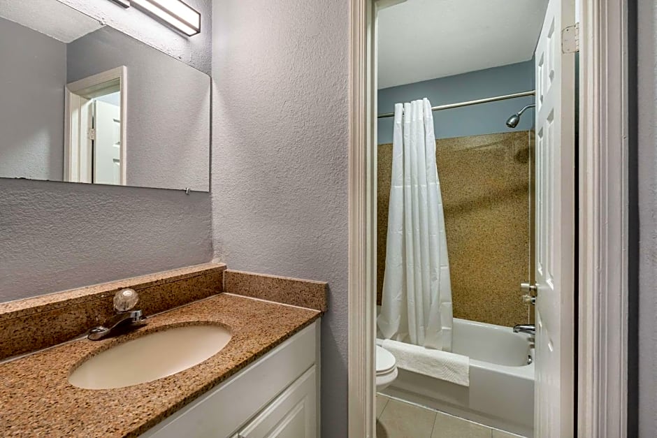 Econo Lodge Inn & Suites I-64 & Us 13