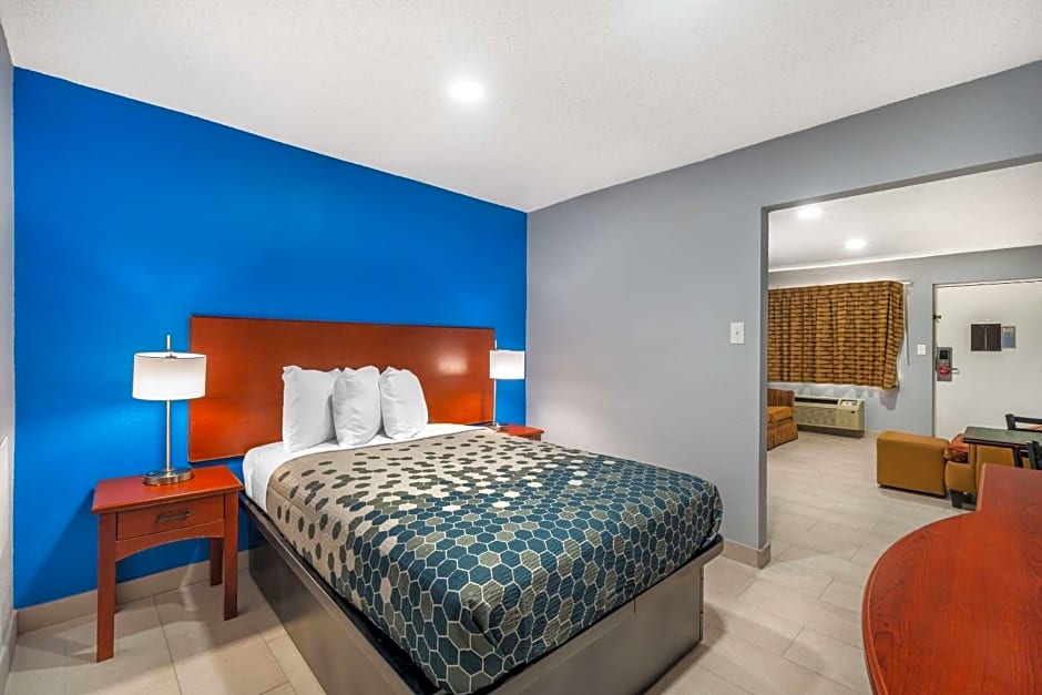 Econo Lodge Inn & Suites I-64 & Us 13