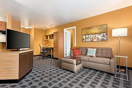 One-Bedroom Queen Suite with Sofa Bed and Adapted Tub - Mobility Accessible