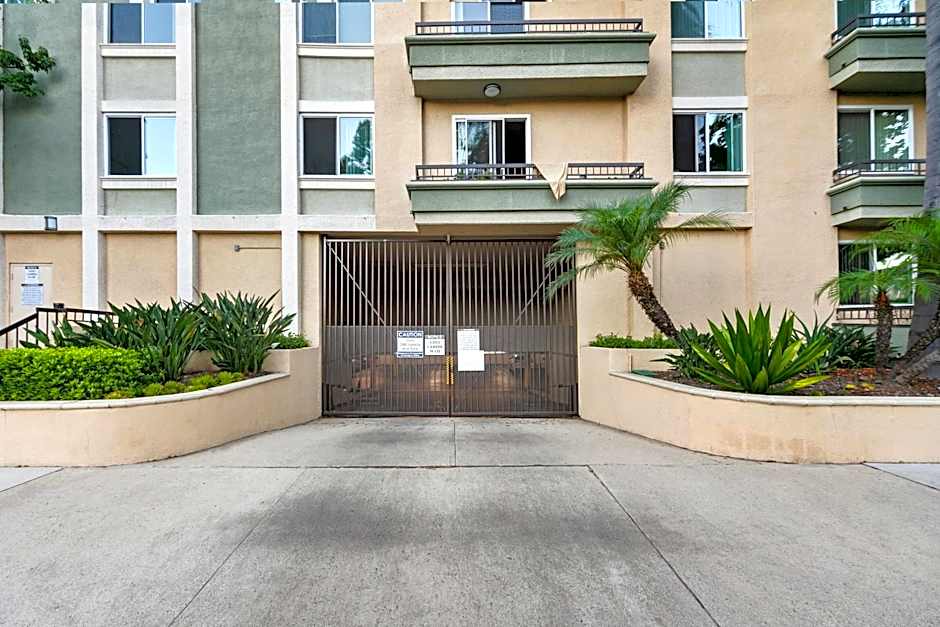 Beverly Hills Chic 2 bed 2bath with Patio and Parking 309