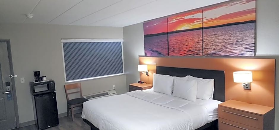 Days Inn & Suites by Wyndham Roseville/Detroit Area