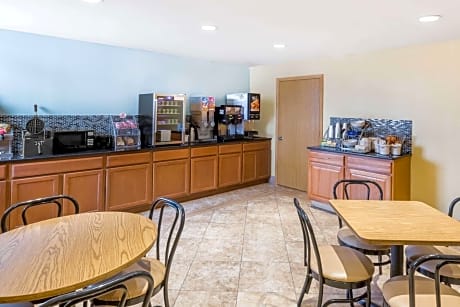 Americas Best Value Inn - Wichita West / Airport - Alojamientos en WICHITA
