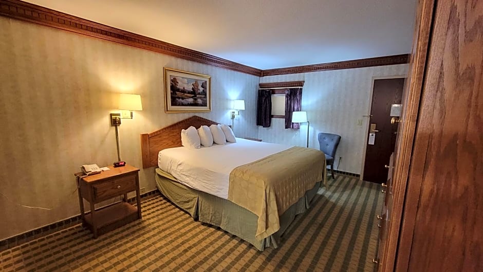 Ramada by Wyndham Saginaw Hotel & Suites