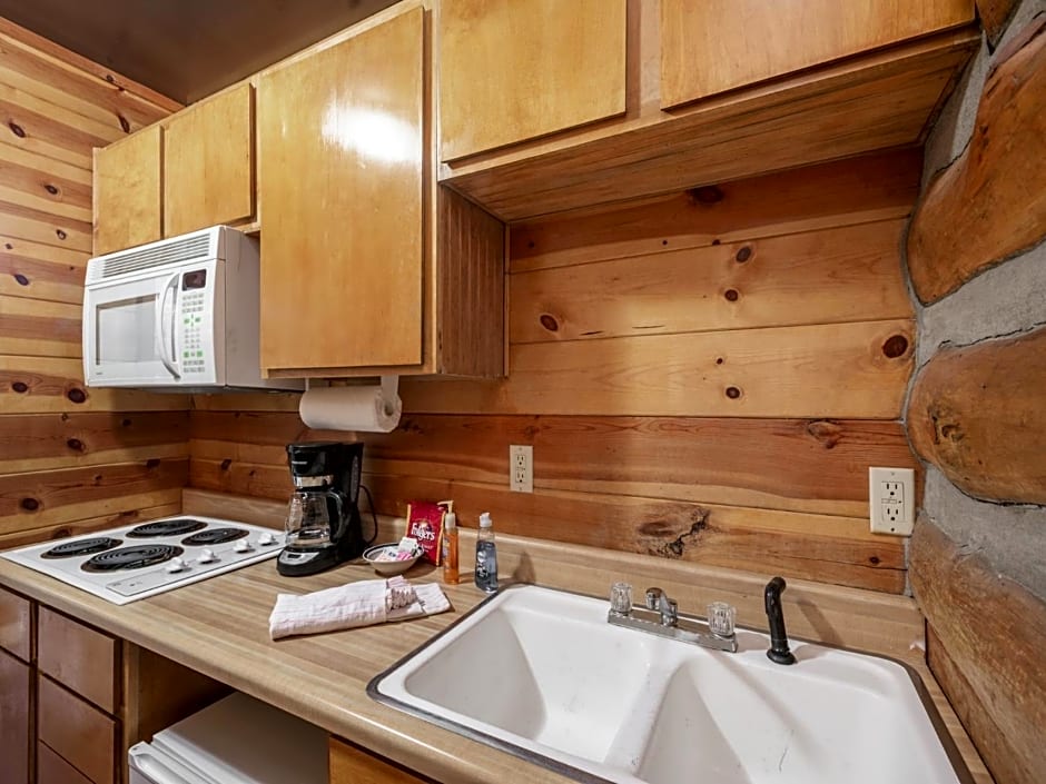 Dancing Bear, 2 Bedrooms, Front Porch, Midtown, Sleeps 6