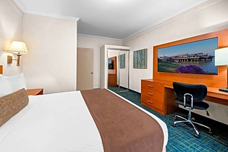 Suite Room with Three Queen Beds