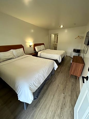 Two Queen Beds - Non-Smoking