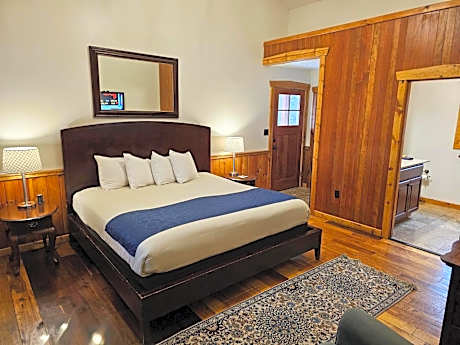 Deluxe Queen Room
