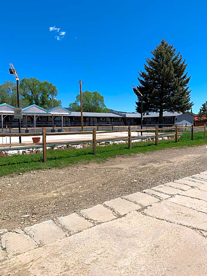 Raton’s Peak Inn