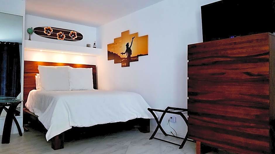 DOWNTOWN Hawaiian Theme Condo with Hot Tub, Pool & Beach - Kona Islander Inn