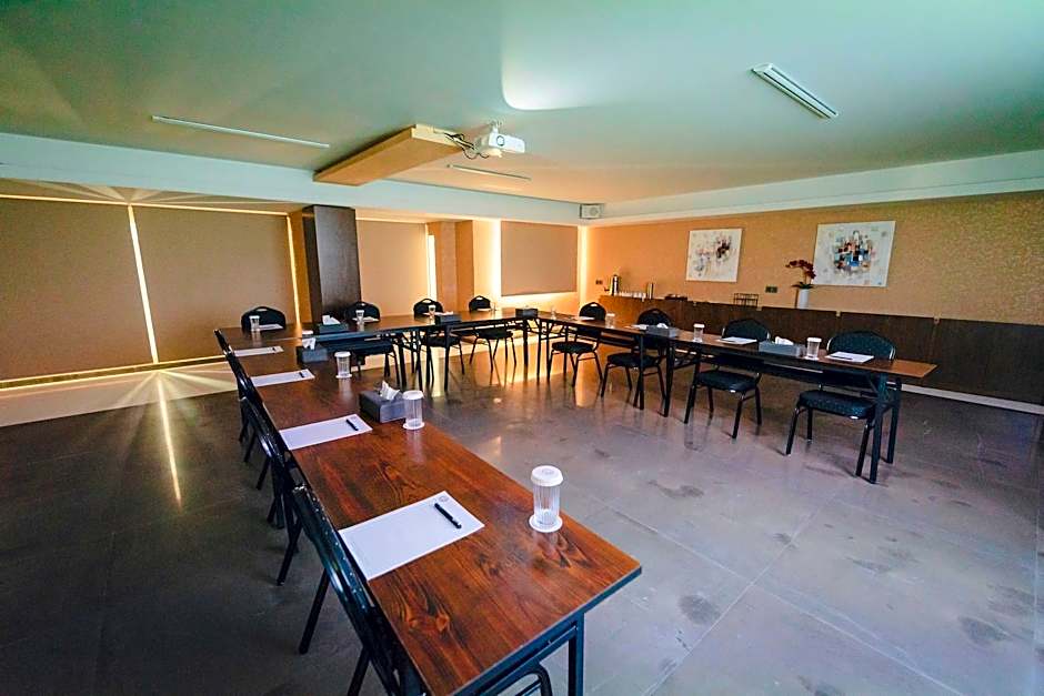 LOUIS V HOTEL LEBANON