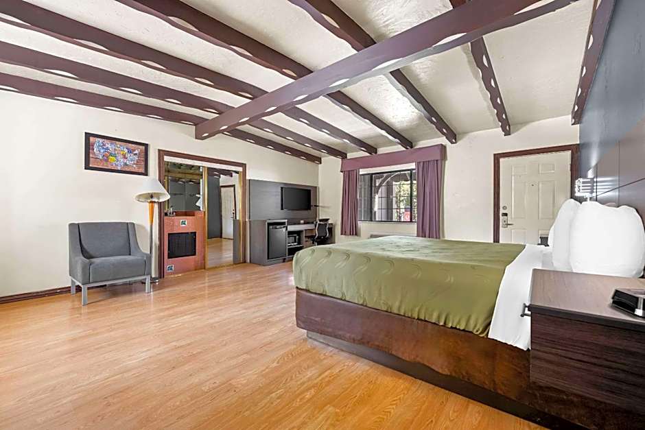Econo Lodge Inn & Suites