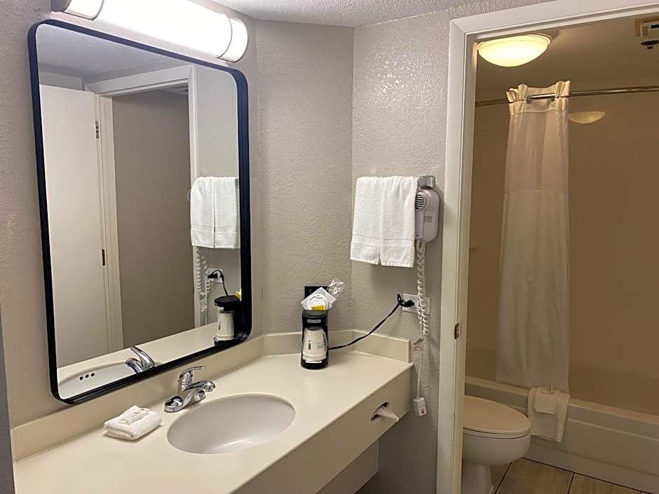 Days Inn & Suites by Wyndham Arlington Heights