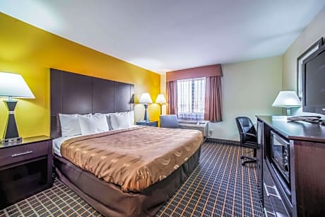 1 King Bed, Nonsmoking, Accessible