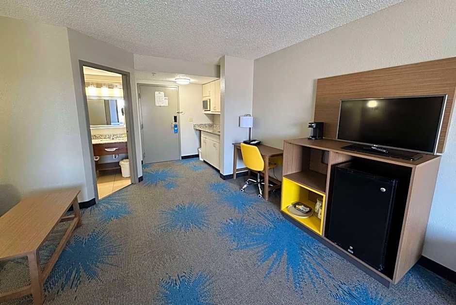 Days Inn & Suites by Wyndham Cedar Rapids