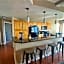 Deluxe Downtown Condo Close to Everything!