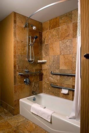 2 Queen Accessible with Tub Non-Smoking