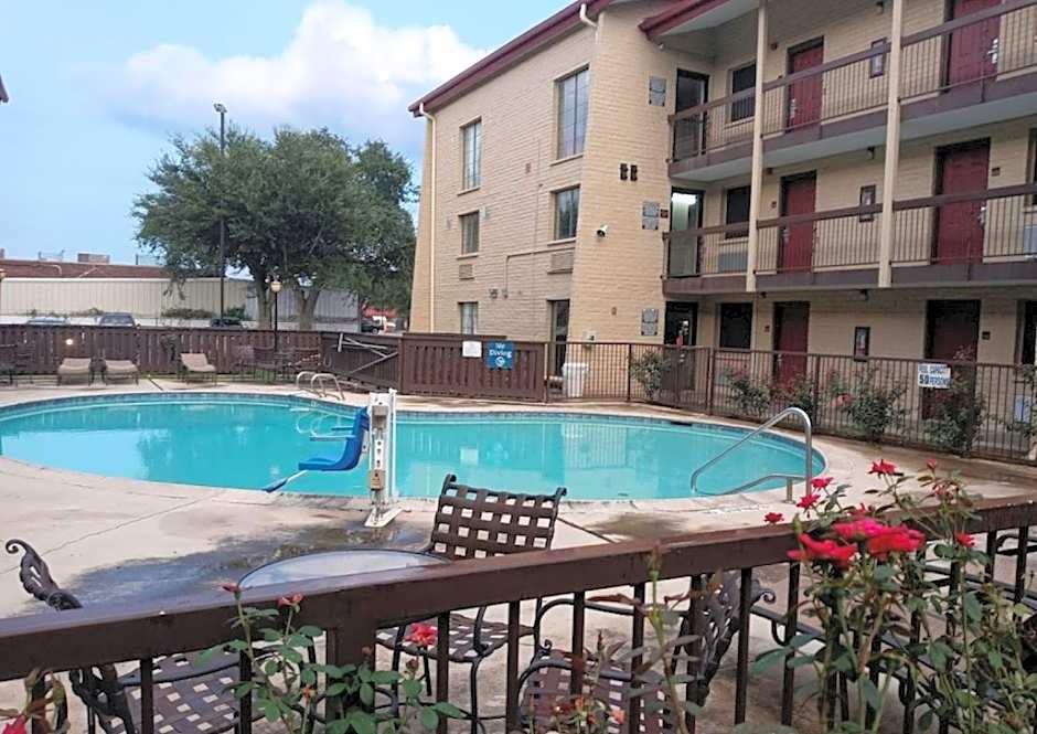 Red Roof Inn & Suites Houston - Hobby Airport