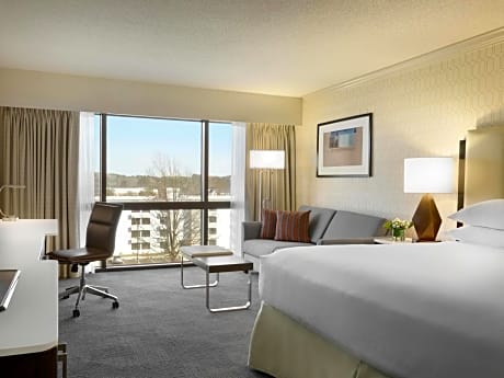 King Room with Roll-In Shower - Mobility/Hearing Accessible