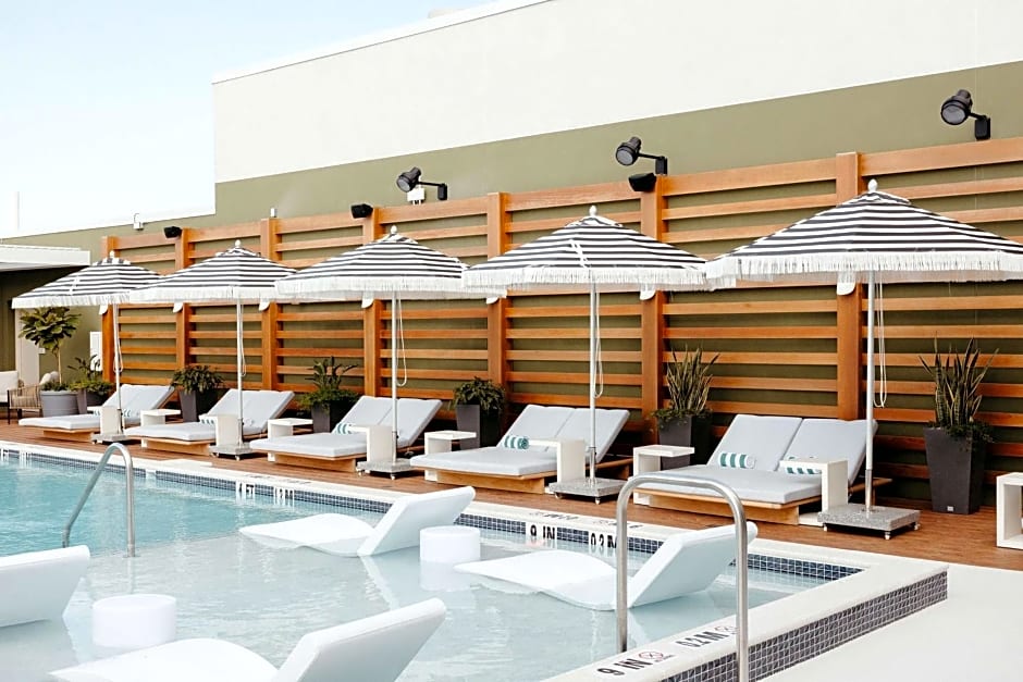 The Hiatus Clearwater Beach, Curio Collection by Hilton