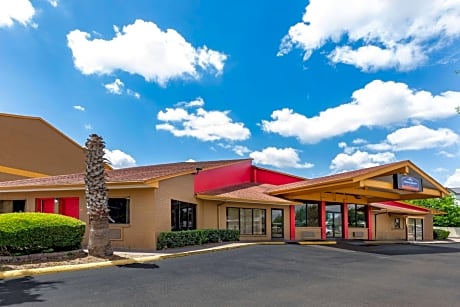 Howard Johnson by Wyndham Houston Hobby Airport