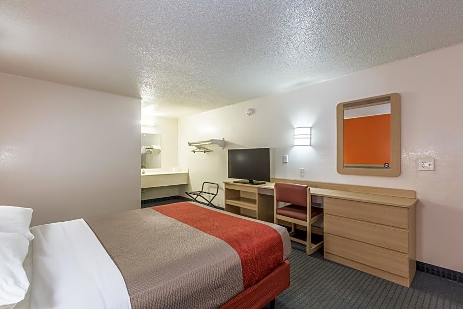 Travelodge by Wyndham Lansing