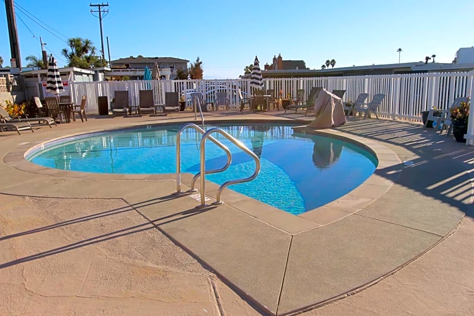 Edgewater Beach Inn & Suites