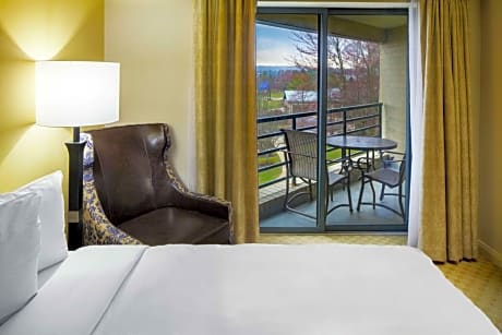 2 Queen Beds With Balcony