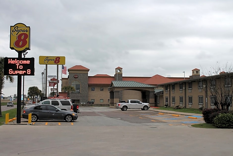 Super 8 by Wyndham Beaumont I-10 South/College St