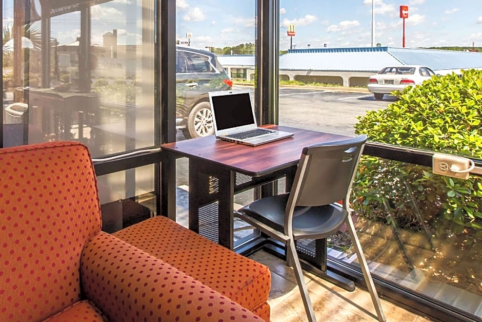 Econo Lodge Inn & Suites Macon