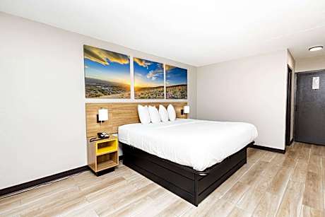 1 King Bed Smoking